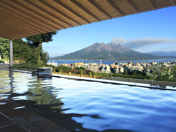 『城北観光ホテル』露天風呂から見た桜島。108mの高台から見下ろす桜島は圧巻。