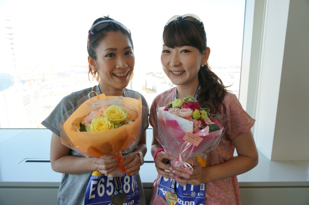 MIZUNOの岩田さん、大西さんからもらった花束でにっこり。