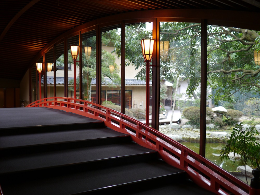 太鼓橋から眺める日本庭園はため息が出てしまうほど美しい。