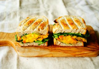 【ビタミン豊富で美肌効果】甘いカボチャにチーズとレーズン♪  『パンプキンサラダのサンドイッチ』