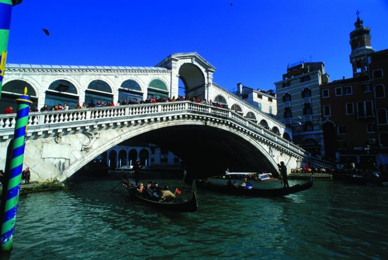 ヴェネツィアでも人気の観光スポット、リアルト橋　©Fototeca ENIT
