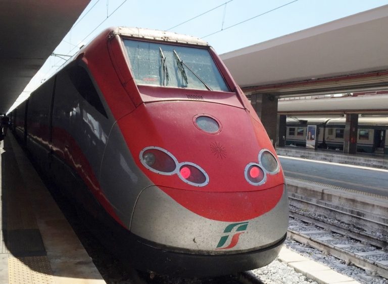 こちらは、イタリアの高速列車「フレッチャロッサ」