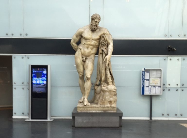 博物館の最寄り、地下鉄「Museo」駅構内には、ヘラクレス像のコピーがあります。本物は、もちろん博物館内で見られます！