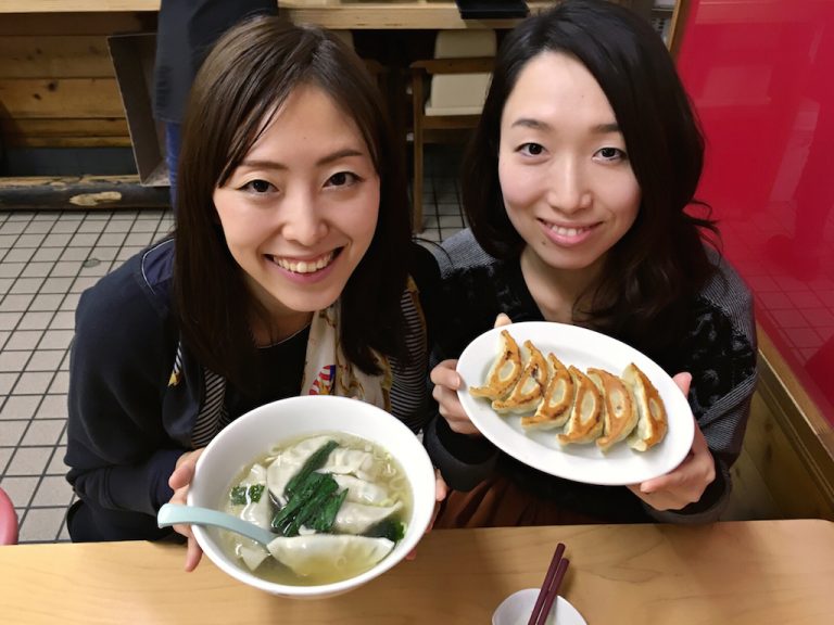 右の女性が今回、おすすめ宇都宮餃子を案内してくれた栃木出身のゆりこさん。