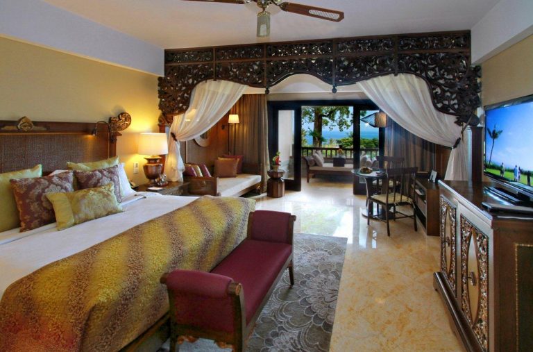 ゲストルームは伝統的なバリ様式の建物やインテリアでリゾート感を味わえます。