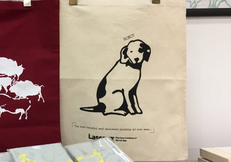 ショップでは、穴に落ちた犬「ロボ」をモチーフにしたトートバッグ（税込み972円）も売られています！