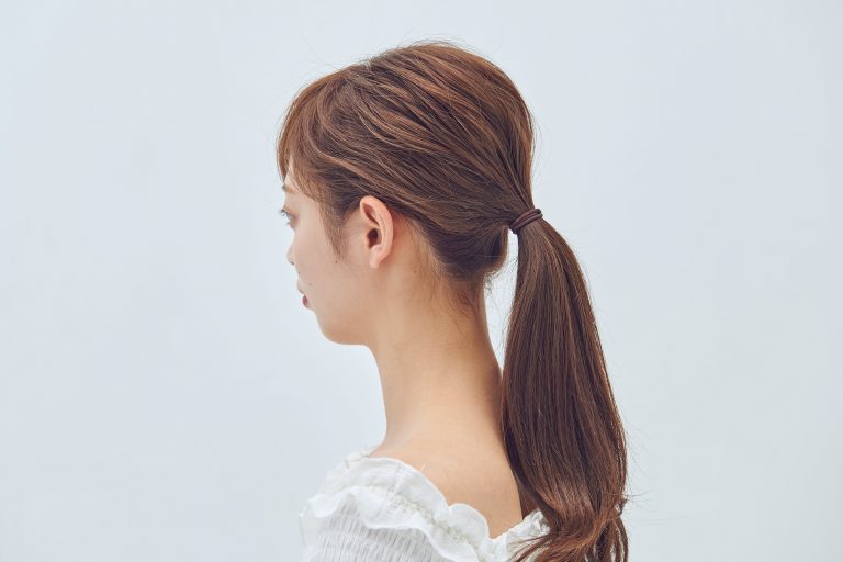 【ヘアアレンジ基本テク】老けて見えない! ひとつ結びのくずし方 写真・大嶋千尋、文・角侑子、ヘアメイク・高松由佳 anan総研 マガジンハウス
