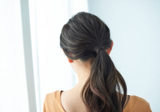 【ヘアアレンジ基本テク】ピンなし簡単! ひとつ結びのゴムを髪で隠す方法