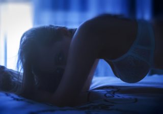 部屋を真っ暗にして…男が「数回で飽きる」残念セックスの特徴4つ