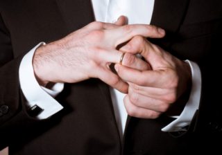ムッツリ下心の表れ…!? 「結婚指輪をつけない男」の本当の理由3つ