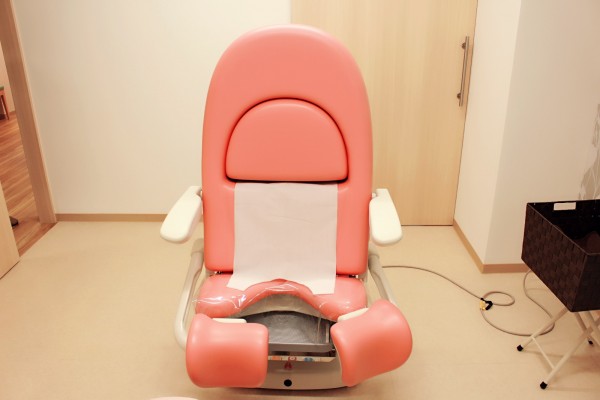 子宮頸がん検診するときに座る椅子と同じように、下着を脱いで脚を開いて座ります。