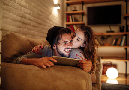 今すぐ飛んで行きたい…男が猛烈に「彼女に会いたくなる」瞬間