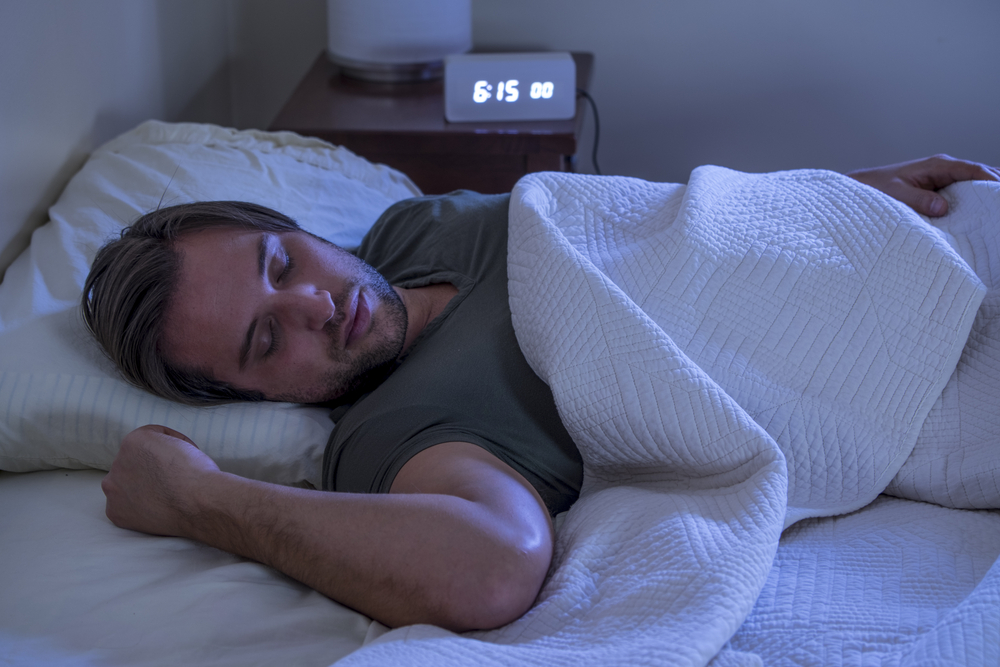 Человек не может уснуть из-за шума. Расслабление в кровати. Во сне 2023. Во сне 2023. Бурджу озберк.