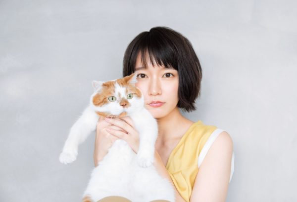 吉岡里帆が“猫界のスター”どんこと癒しのひととき♪ | ananニュース – マガジンハウス