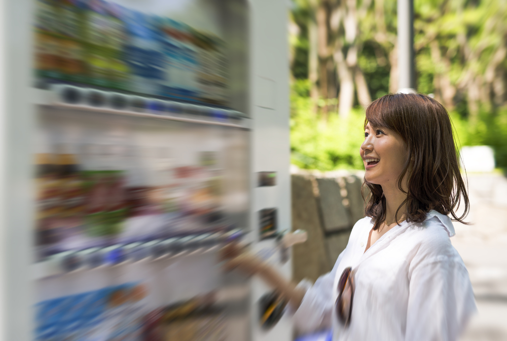 可愛いなぁ 自販機で 飲み物を買う時 男をドキッさせる仕草4選 文 塚田牧夫 Ananweb マガジンハウス
