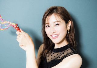 欅坂46・守屋茜　キラキラ“パーティメイク”にチャレンジ！