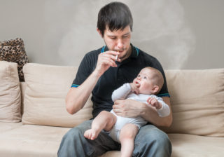 たばこスパスパ、傍に赤ちゃん！ 受動喫煙の恐怖…1歳の育児　#35