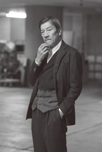 映画で着た衝撃の衣装！ 奥田瑛二が“かっこ悪い男”に!? | anan