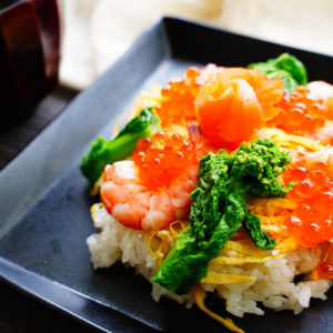 男が喜ぶ春レシピ…海老プリップリ！「豪華に見える」簡単ちらし寿司