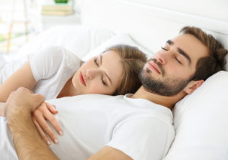 アソコを付けて…男が幸せを感じる「彼女と寝る時の体勢」5選