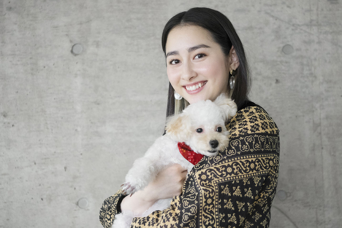 早見あかりが運命の出会いを語る 一目ぼれして家族になりました 写真 黒川ひろみ 早見あかり Anew マガジンハウス