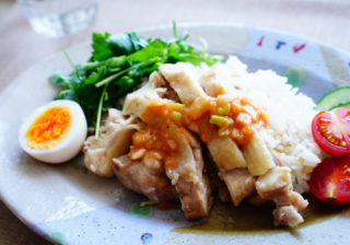 米と鶏肉を一緒に炊くだけ～！ 肉のうまみスゴい「タイ風チキンライス」