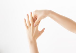 スマホで指を使いすぎなので…肩こりも改善の“指の間ほぐし”とは？
