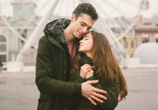 放っておけないよ♡ …デート中「男が抱きしめたくなる」女子の言動4つ