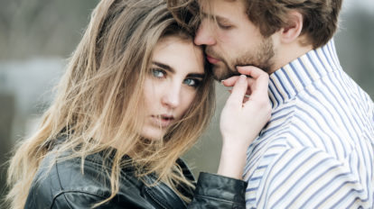 お尻でポヨヨ～ン♡ 男が「もっと触って」と思ったボディタッチ4つ