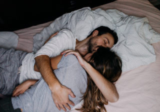 寝る前のチューは…男性が「可愛い！」と感じる彼女のキス4選