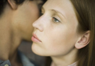 ベタベタ感がしんどい…女性が嫌悪感を抱く「彼とのキス」あるある3選