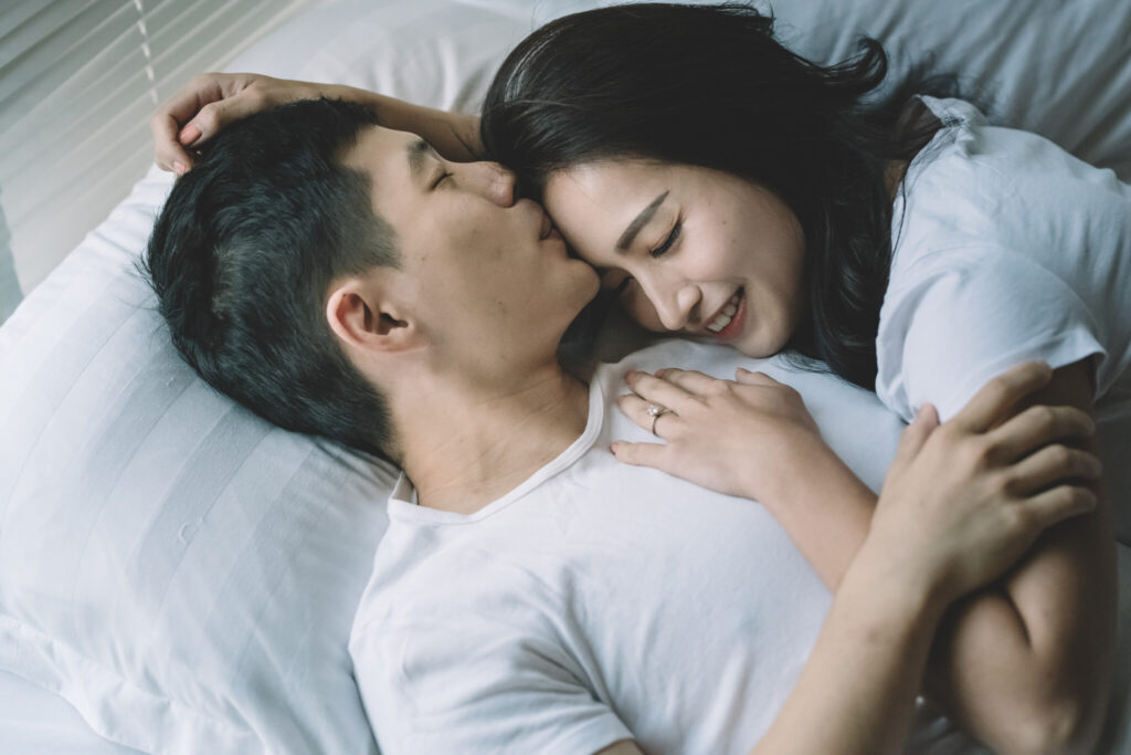 ベッドで寝ている彼女に 男性が好きな女性にする愛情表現4つ 文 東城ゆず Ananweb マガジンハウス