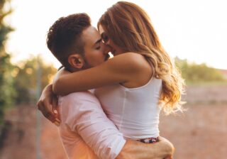 男性心理がモロバレ…【愛され度別】キスをする時の彼の態度