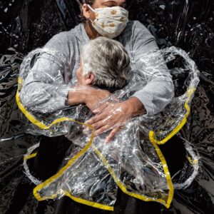 コロナ禍、介護施設、抱擁…「世界報道写真展2021」大賞作は？