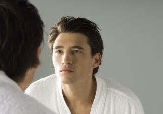 鏡をよく見る男性は…！　女性約200人調査「当たる！　と実感した心理テスト」3選