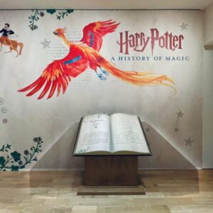 【画像】東京駅から魔法魔術学校へ！　「ハリー・ポッター」の世界にどっぷり浸れる展覧会