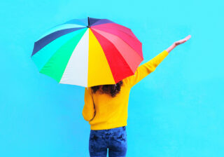 “濡れた傘”の扱いには気を付けて！ 運気がダウンしそうな「雨の日のNG行動」5つ