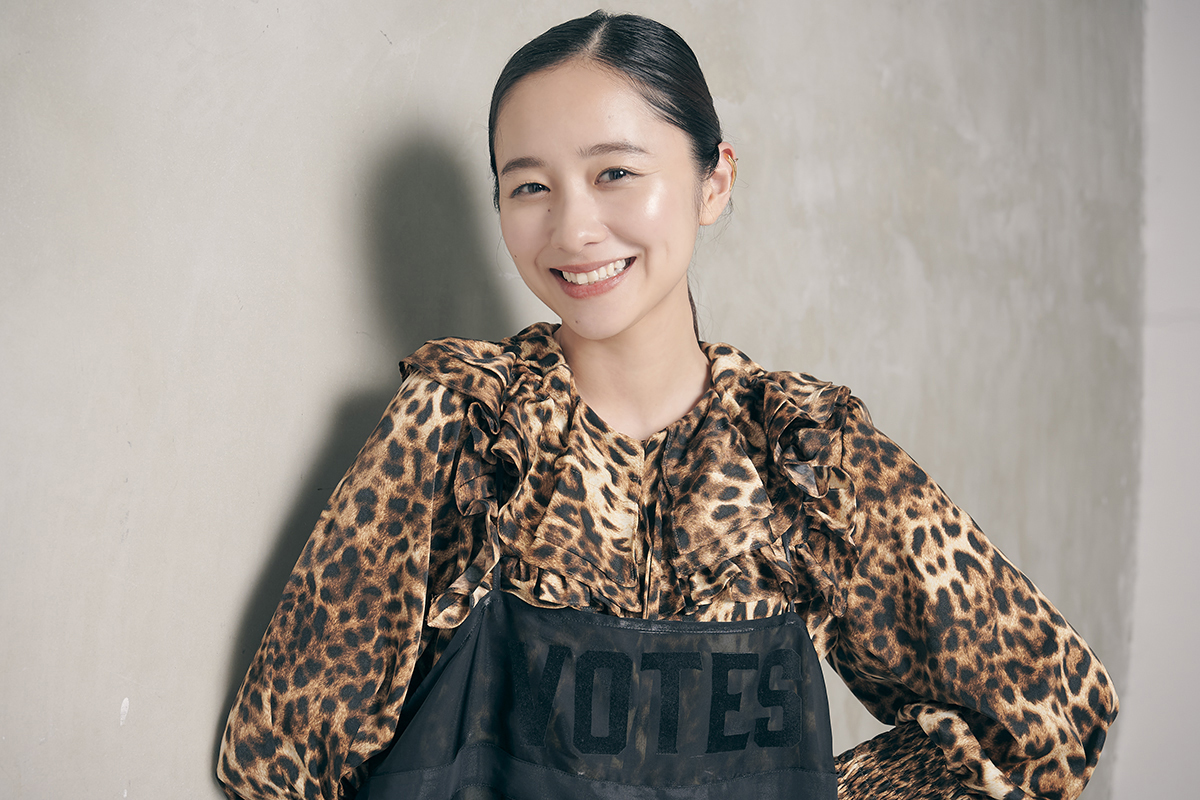 堀田真由 太賀に言わないでくれ と中野英雄から懇願されたことを告白 写真 安田光優 文 田嶋真理 スタイリスト 小林新 Um ヘアメイク 菅井彩佳 Nicolashka Ananweb マガジンハウス