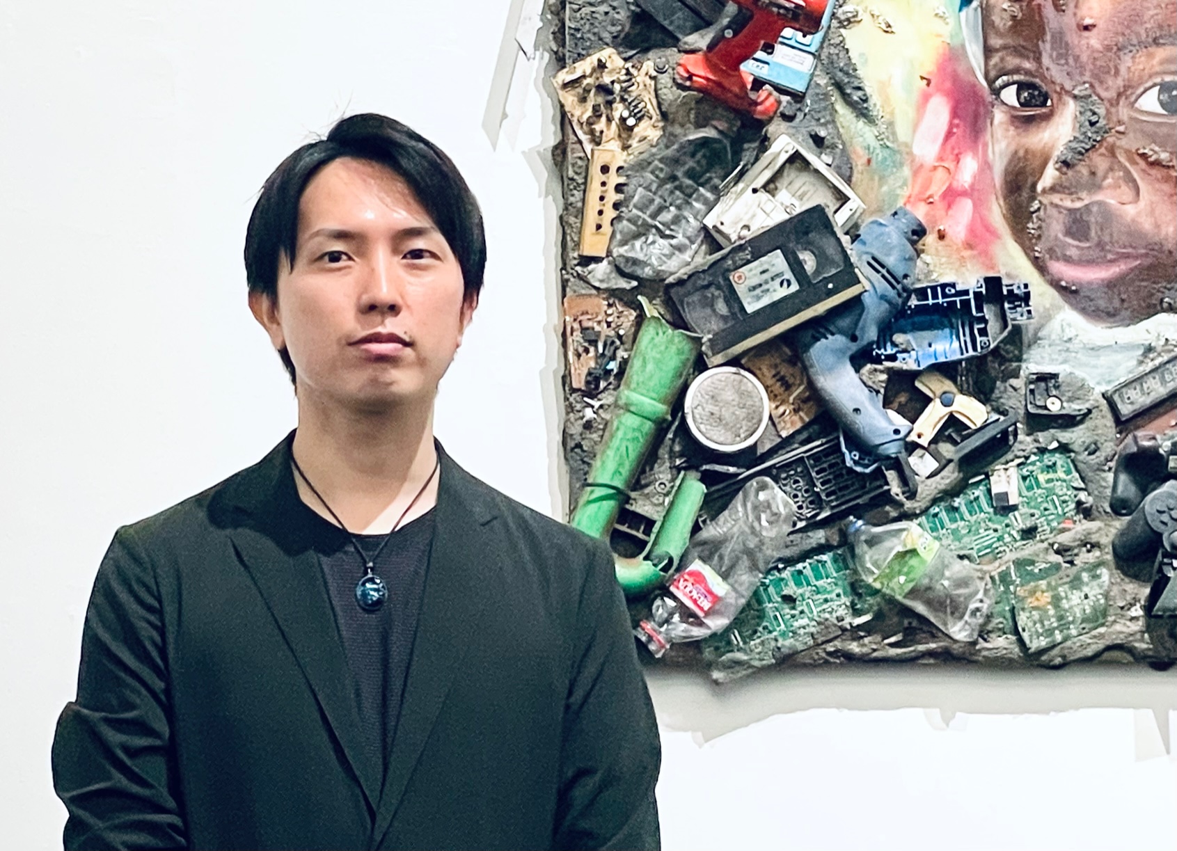 100億円集めて…」世界注目の美術家・長坂真護が“廃棄物アート”をつくる 