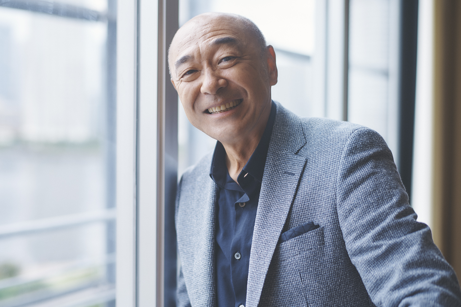 高橋克実 妻を演じた富田靖子を語る 温かさに救われました 写真 北尾渉 文 田嶋真理 スタイリスト 中川原寛 Cann ヘアメイク 国府田雅子 B Sun Ananweb マガジンハウス