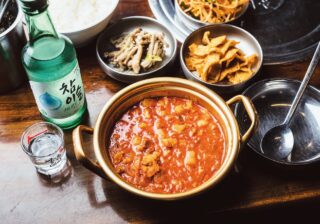 宇賀なつみ「コスパも魅力」 局アナ時代に通った韓国料理店で味わうキムチチゲ