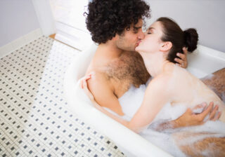 お風呂の中でシコシコと… 男性が大興奮した「いつもと違うエッチ」4つ