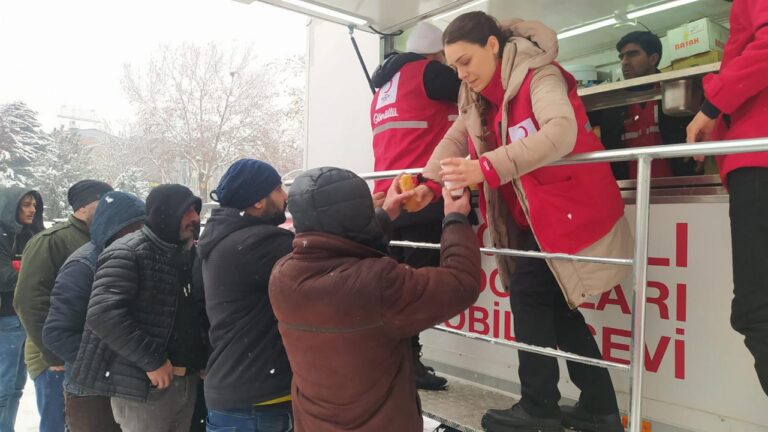 被災者へ食事を提供するトルコ赤新月社 (C) トルコ赤新月社