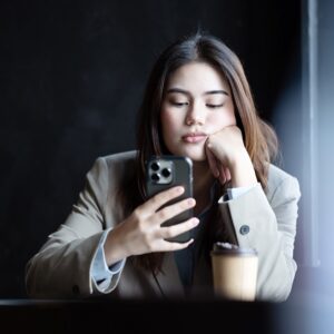 【職場トラブルあるある】20代女性が衝撃を受けた「新人社員の信じられないひと言」