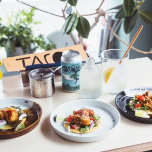 店構えに蕎麦屋の面影を残して…街の人のための店『みよし屋』で味わう“タコス”