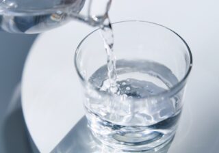 隠れ脱水が増加中!? すこやかな腸を保つ、理想的な水の飲み方とは？