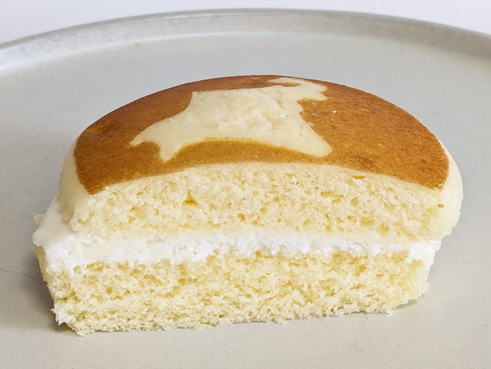 ファミリーマートの北海道チーズ蒸しケーキのミルククリームサンド