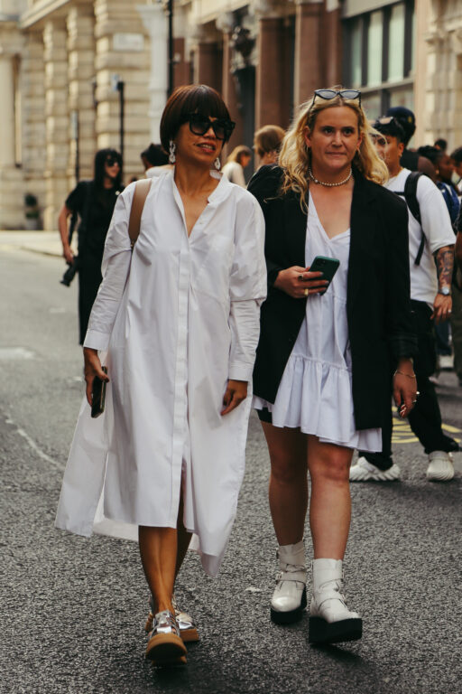 白いシャツワンピースを着た女性と黒いジャケットを着たモノトーンコーデの女性