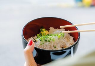 キラキラ光る新鮮しらす、無添加の干物…地元食材をたっぷり味わう、静岡・用宗港への旅