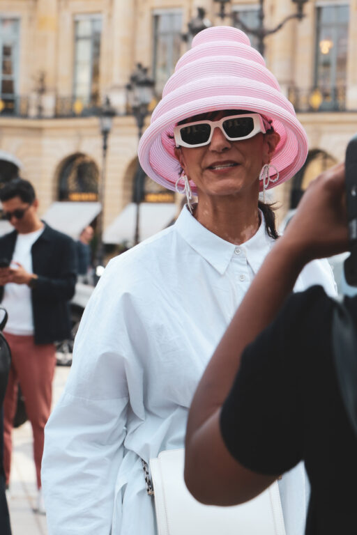ピンクのうずまき帽をかぶった女性